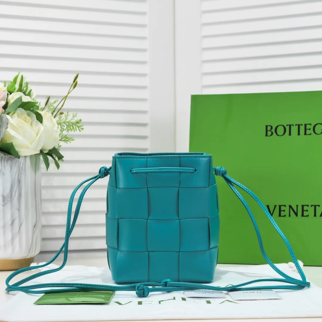 Large shiny blue 🔻Bottega veneta* new woven small bucket bag latest series # The square bag shape is matched with classic woven elements, drawstring design, minimalism, and has a very large capacity. Every color is beautiful, it is simple but has a cool style, both men and women can control it, and the upper body is fashionable and classy! Style number: 6612# Large size: 19cm